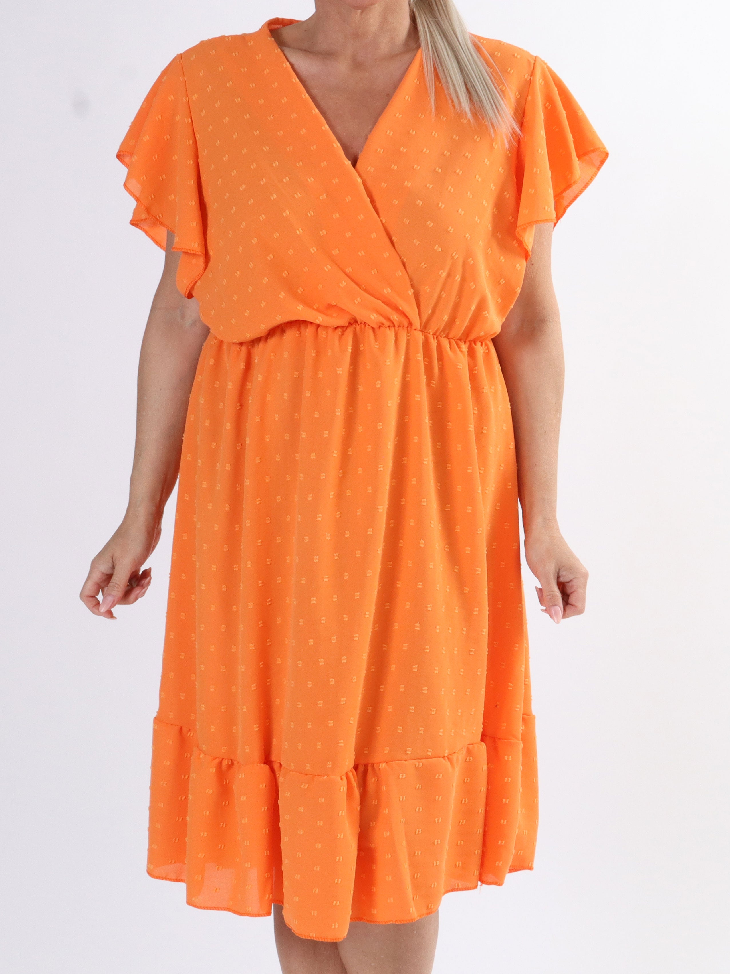 Vanilla - Plus size kjole med prikket detaljer og flæseærmer